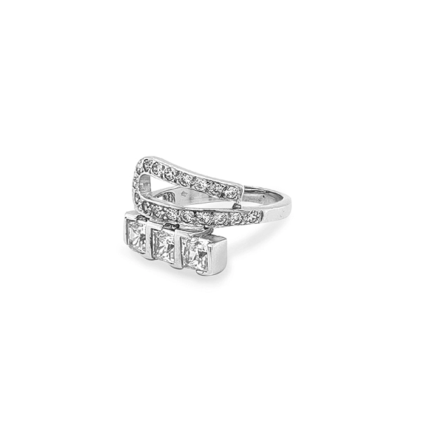 Nhẫn vàng đính đá zircon