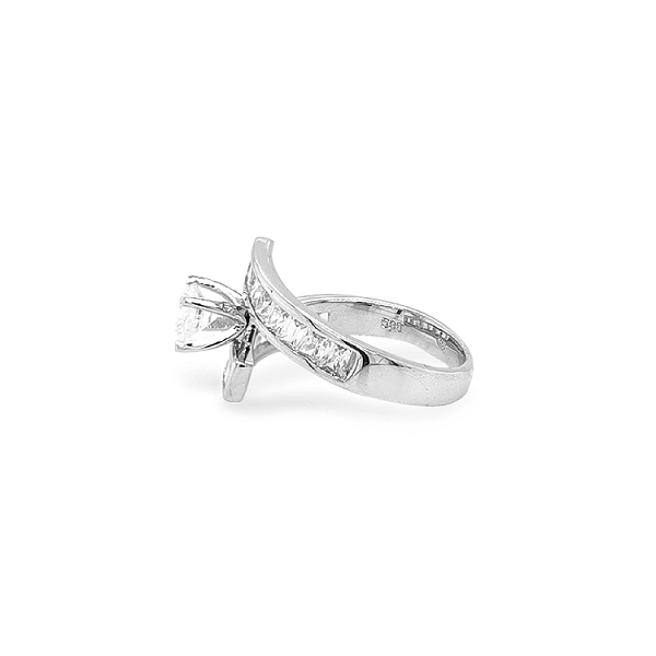 Nhẫn vàng đính đá zircon