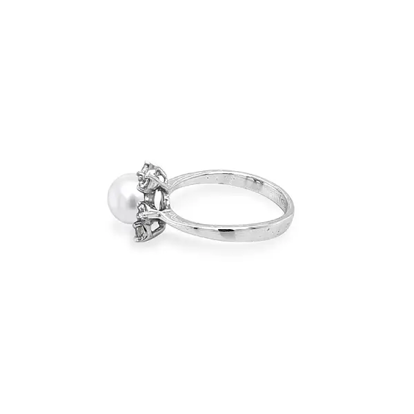 Nhẫn vàng đính ngọc trai và đá zircon