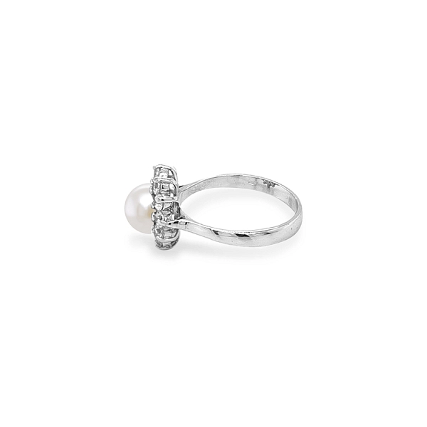 Nhẫn vàng đính ngọc trai và đá zircon