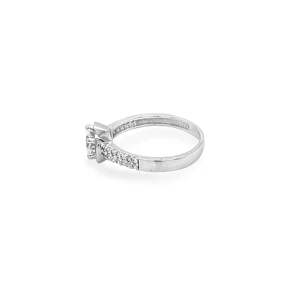 Nhẫn đính hôn bằng vàng với đá zircon
