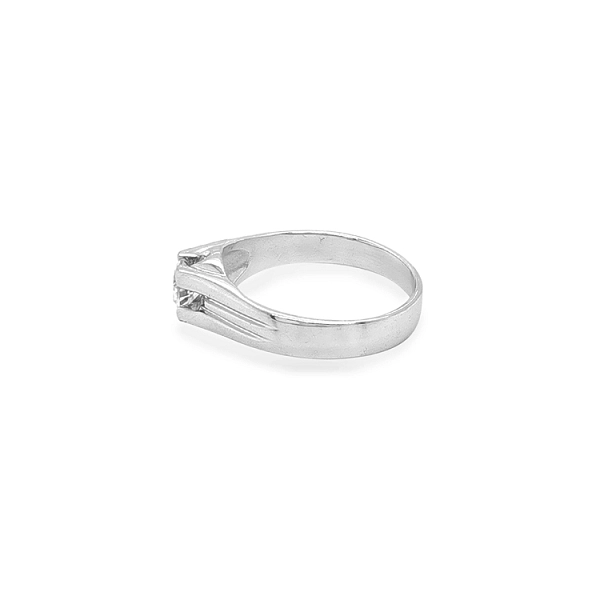 Nhẫn vàng đính đá zircon