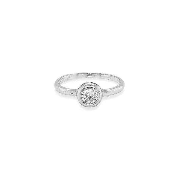 Nhẫn đính hôn bằng vàng với đá zircon