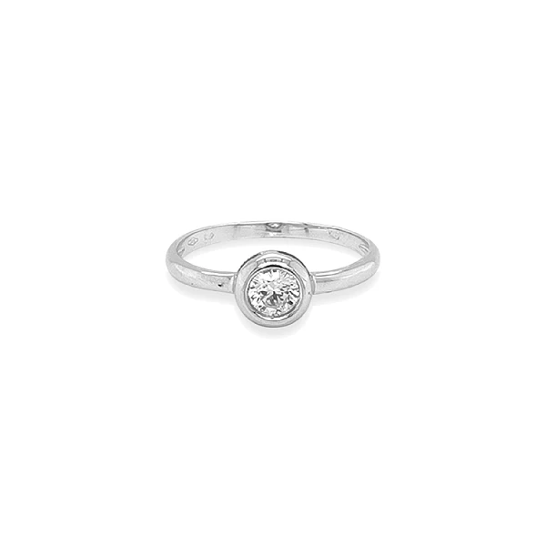 Nhẫn đính hôn bằng vàng với đá zircon