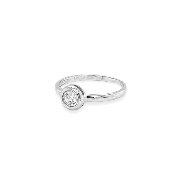 Nhẫn đính hôn bằng vàng với đá zircon