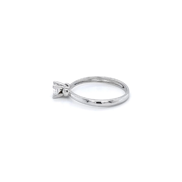 Nhẫn đính hôn bằng vàng trắng và zircon