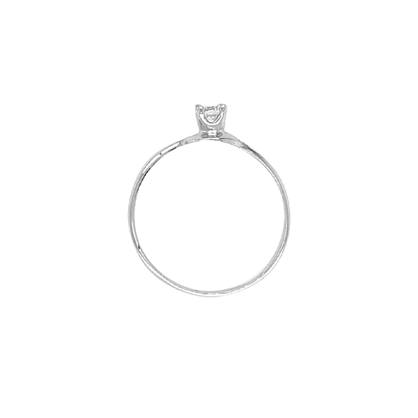 Nhẫn đính hôn bằng vàng với đá zircon
