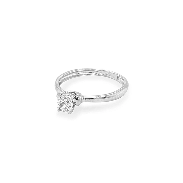 Nhẫn đính hôn bằng vàng với đá zircon