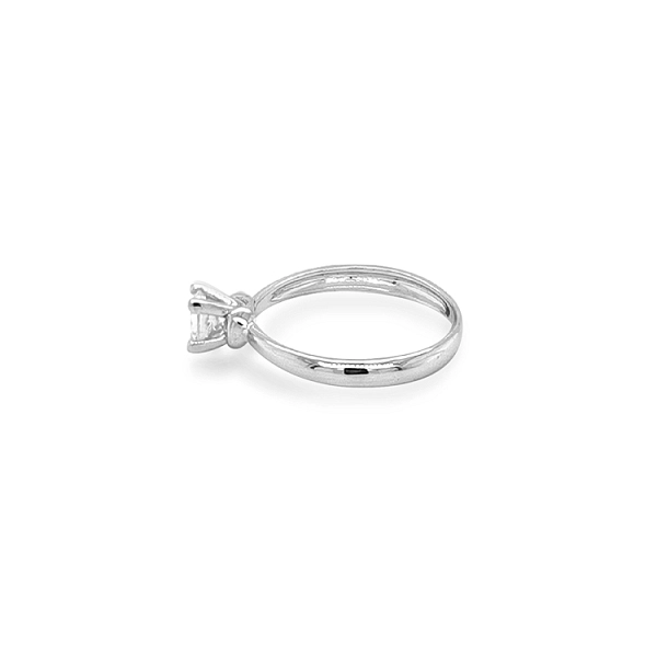 Nhẫn đính hôn bằng vàng với đá zircon
