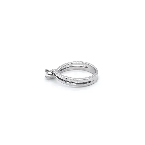 Nhẫn đính hôn bằng vàng trắng và zircon