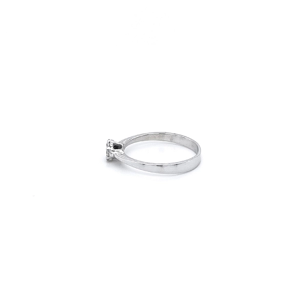 Nhẫn vàng trắng đính đá zircon trắng