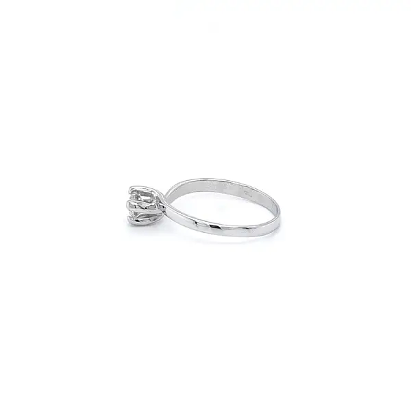 Nhẫn đính hôn bằng vàng trắng và zircon