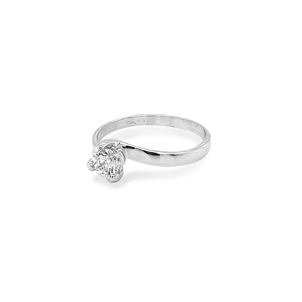Nhẫn đính hôn bằng vàng với đá zircon