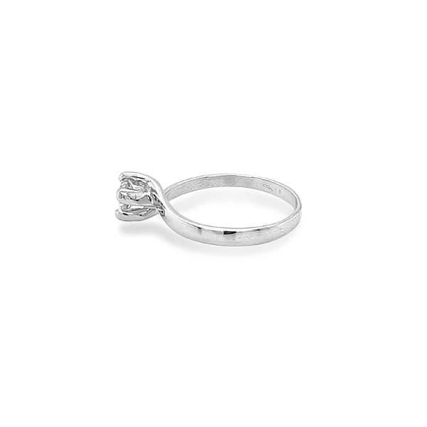 Nhẫn đính hôn bằng vàng với đá zircon