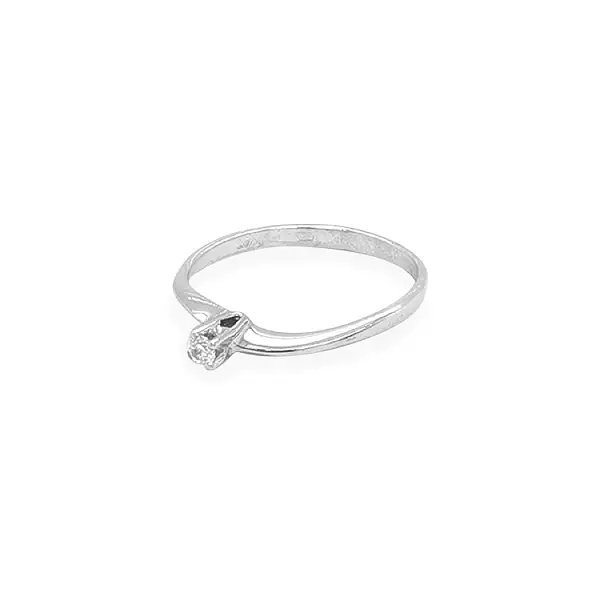 Nhẫn đính hôn bằng vàng với đá zircon