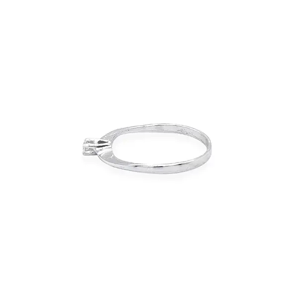 Nhẫn đính hôn bằng vàng với đá zircon