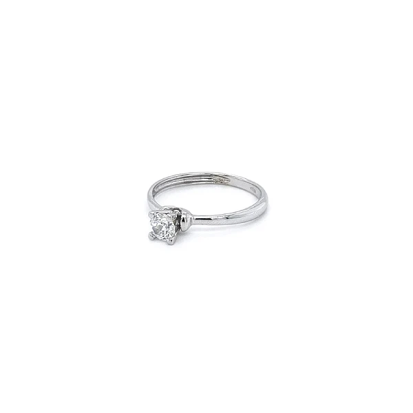 Nhẫn đính hôn bằng vàng trắng và zircon