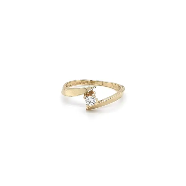 Nhẫn đính hôn bằng vàng với đá zircon