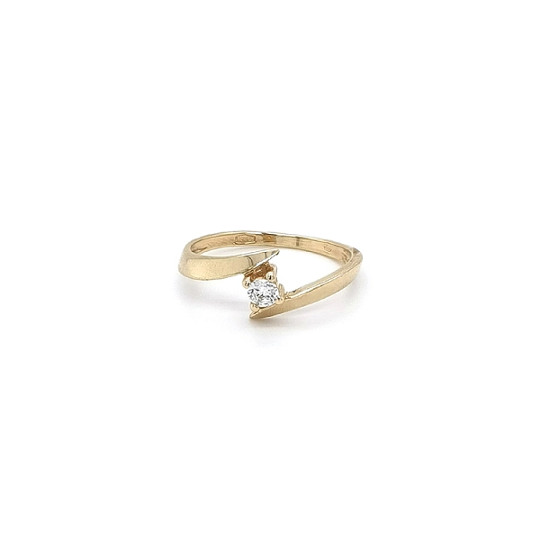 Nhẫn đính hôn bằng vàng với đá zircon