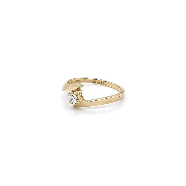Nhẫn đính hôn bằng vàng với đá zircon