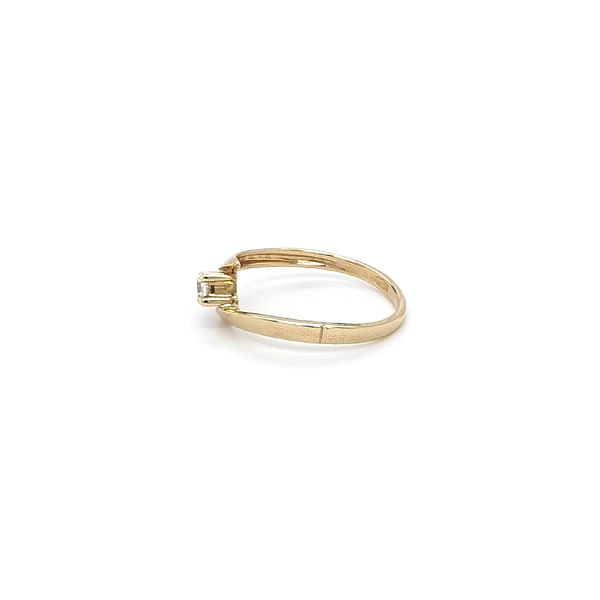 Nhẫn đính hôn bằng vàng với đá zircon