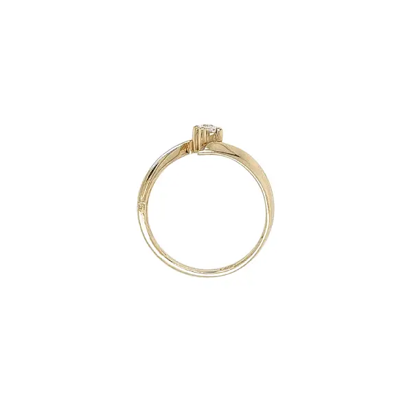 Nhẫn đính hôn bằng vàng với đá zircon