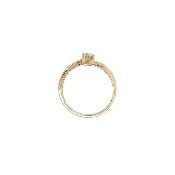 Nhẫn đính hôn bằng vàng với đá zircon
