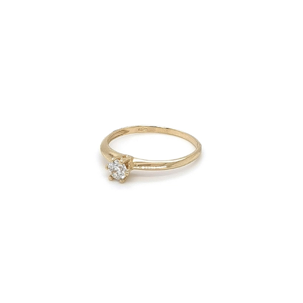 Nhẫn đính hôn bằng vàng với đá zircon