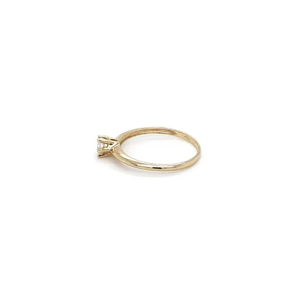 Nhẫn đính hôn bằng vàng với đá zircon
