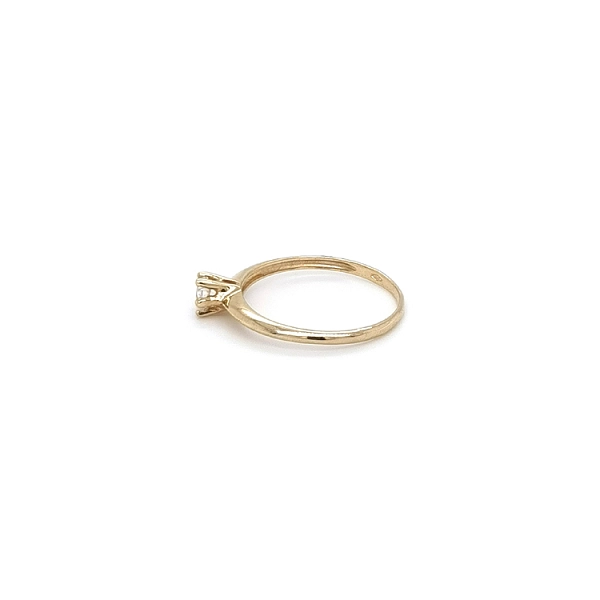 Nhẫn đính hôn bằng vàng với đá zircon