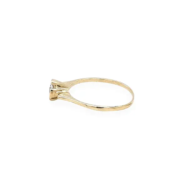 Nhẫn vàng đính đá zircon
