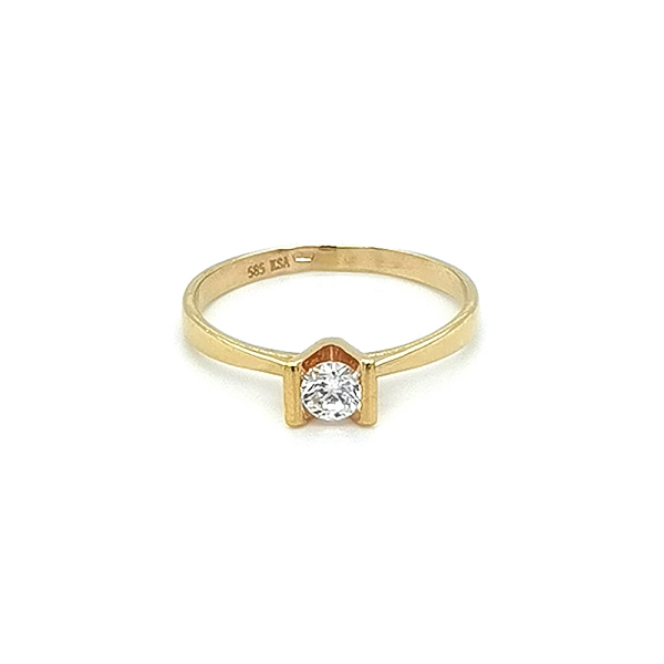 Nhẫn đính hôn bằng vàng với đá zircon
