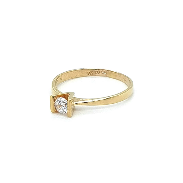 Nhẫn đính hôn bằng vàng với đá zircon