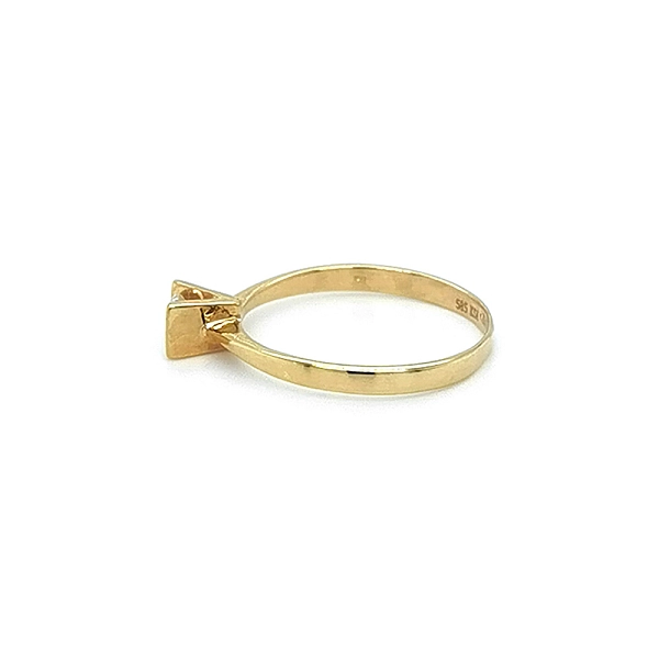 Nhẫn đính hôn bằng vàng với đá zircon
