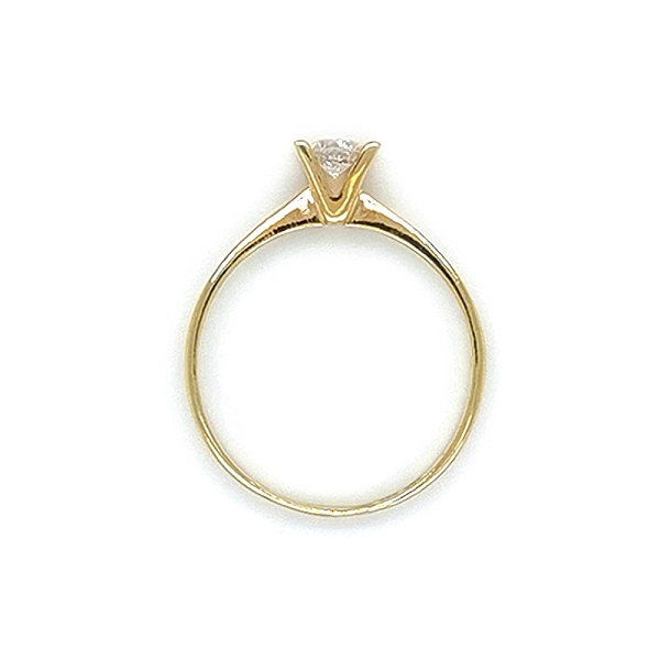 Nhẫn đính hôn bằng vàng với đá zircon