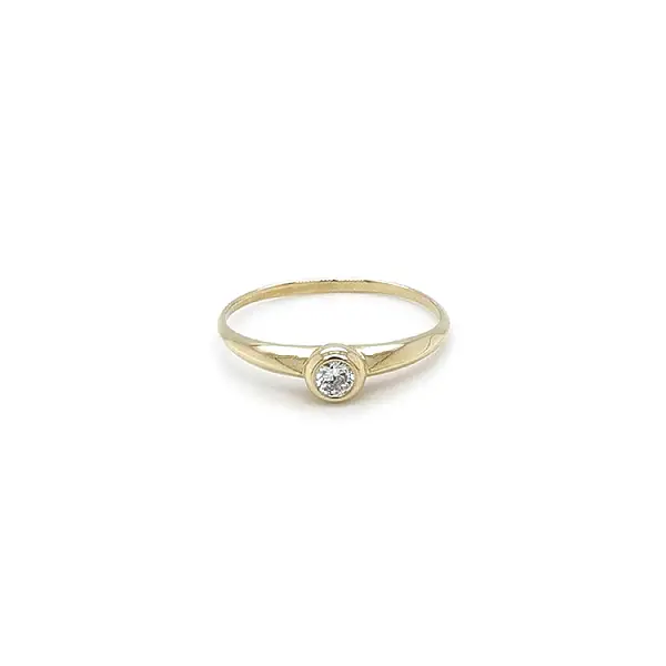 Nhẫn đính hôn bằng vàng với đá zircon