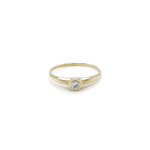 Nhẫn đính hôn bằng vàng với đá zircon