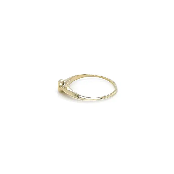 Nhẫn đính hôn bằng vàng với đá zircon