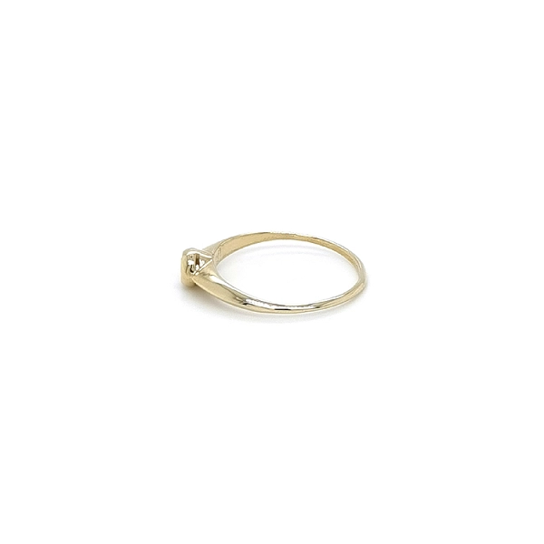 Nhẫn đính hôn bằng vàng với đá zircon