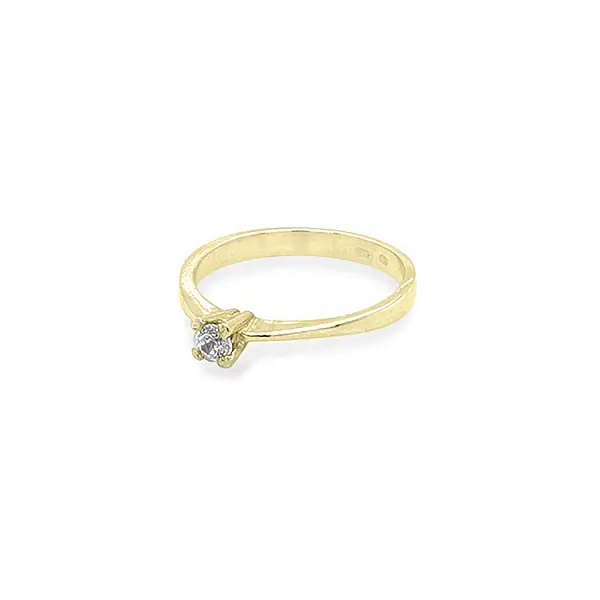Nhẫn đính hôn bằng vàng với đá zircon