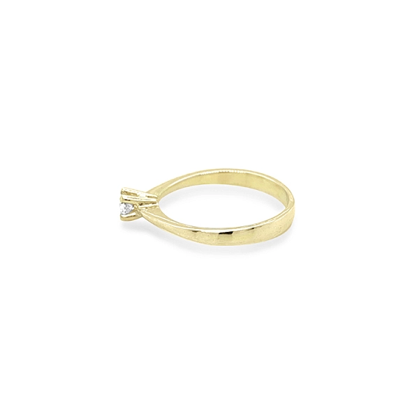 Nhẫn đính hôn bằng vàng với đá zircon