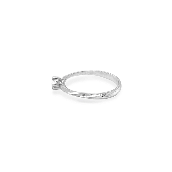 Nhẫn đính hôn bằng vàng với đá zircon