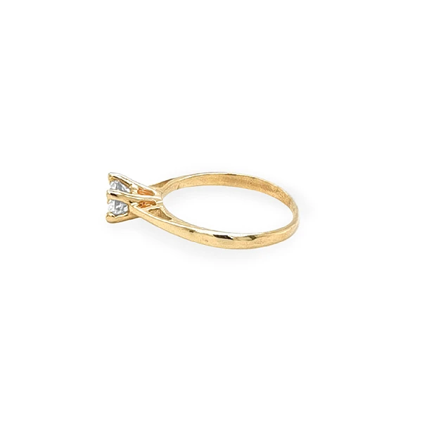 Nhẫn đính hôn bằng vàng với đá zircon