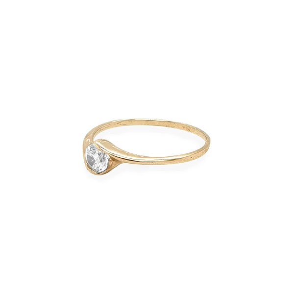 Nhẫn đính hôn bằng vàng với đá zircon