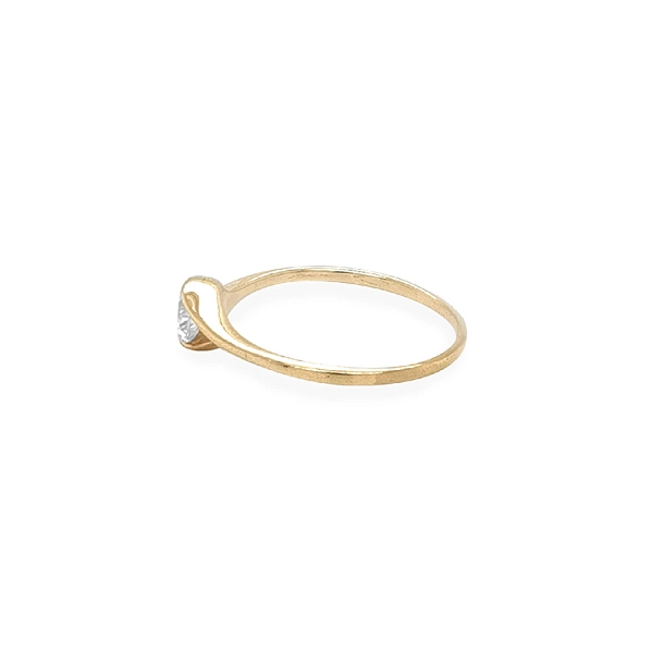 Nhẫn đính hôn bằng vàng với đá zircon
