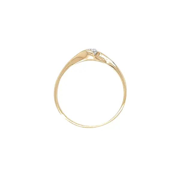 Nhẫn đính hôn bằng vàng với đá zircon