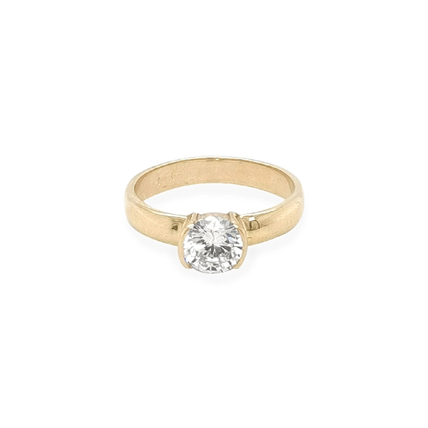 Nhẫn đính hôn bằng vàng với đá zircon
