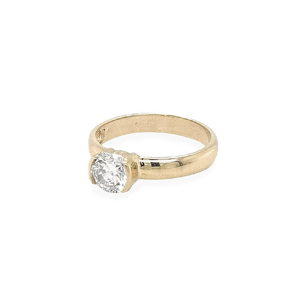 Nhẫn đính hôn bằng vàng với đá zircon