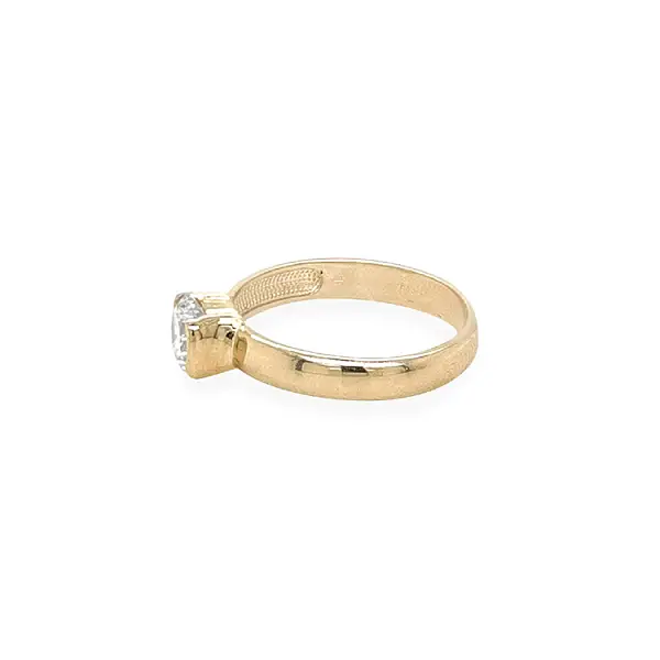 Nhẫn đính hôn bằng vàng với đá zircon