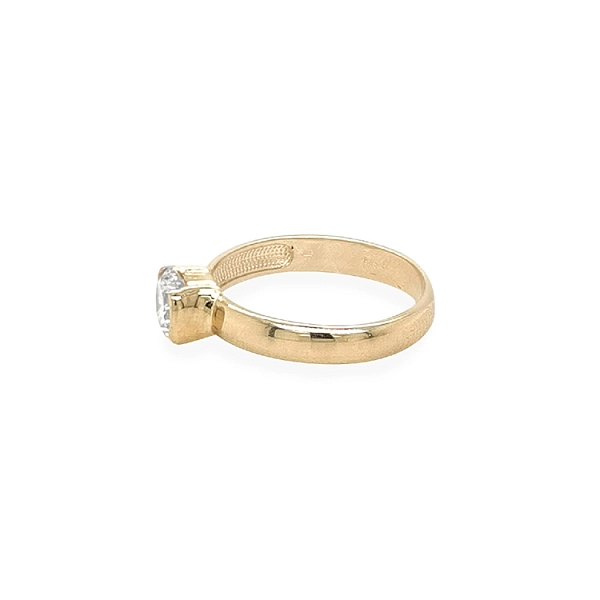 Nhẫn đính hôn bằng vàng với đá zircon